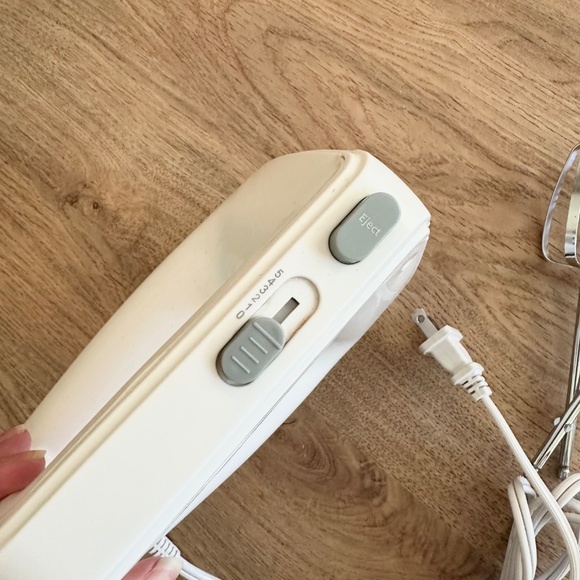 Electric Hand Mixer - Picture 3 of 4